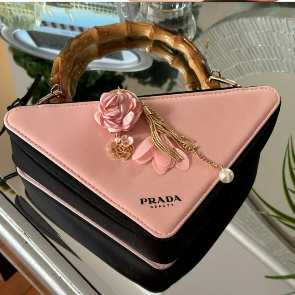 - Prada triangle beauty pouch converted into shoulder bag or cross body - Picture 6 of 12